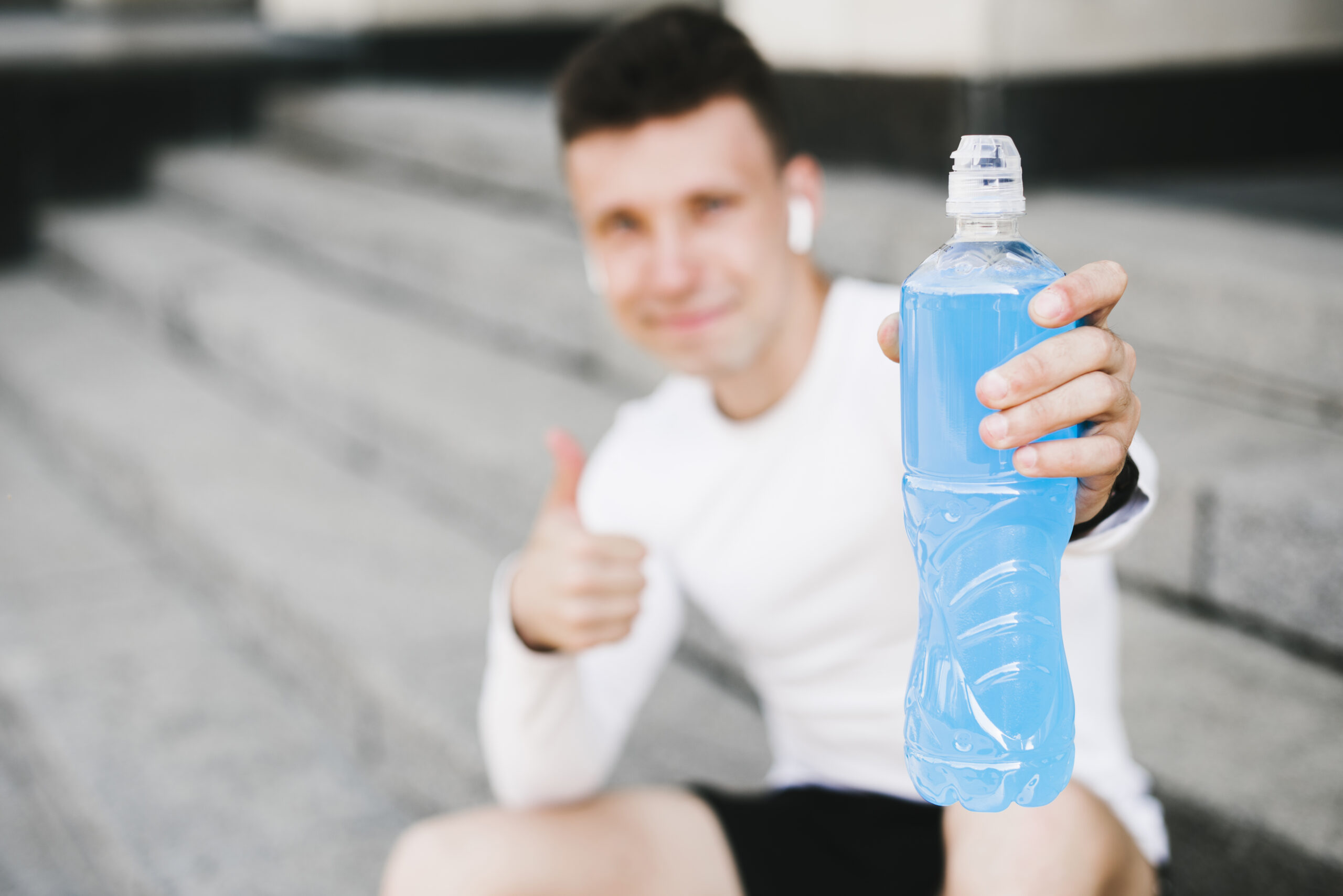 primer-plano-hombre-bebida-energetica